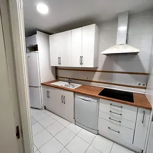 Junto Al Puerto Deportivo De Apartamento